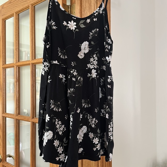 BRANDY MELVILLE FLORAL ROMPER - Picture 2 of 3